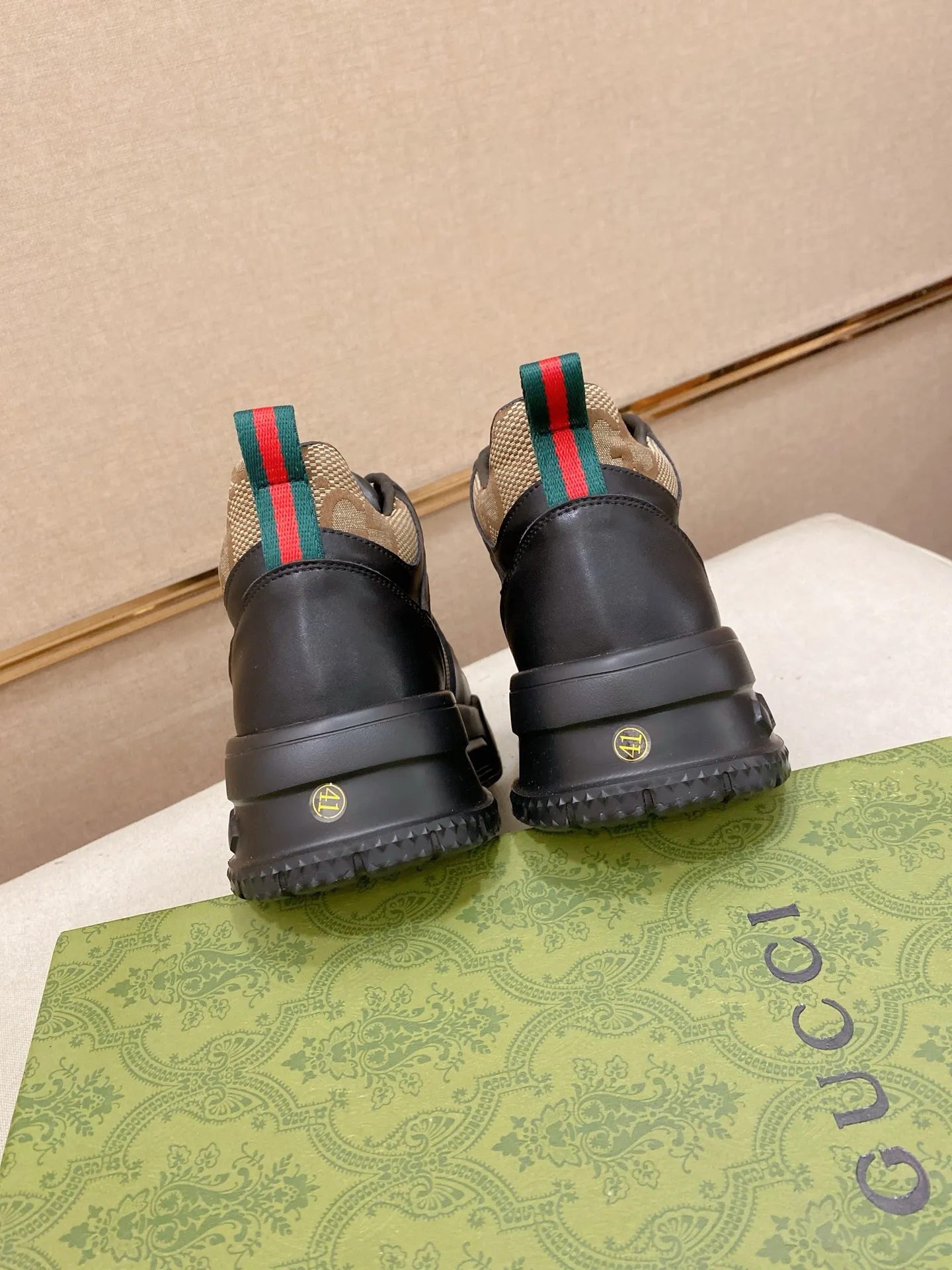 Factory price: 442💰 (GUCCI) The latest model from the official website🎁🎁Casual and fashionable men's shoes👟, hot style💥The style is simple and elegant, exclusive for trendy men. Unique official website's latest brand elements👑original Gucci decoration, fashionable and generous, the fabric is original cowhide ✅sheepskin lining, the official website specifies wear-resistant casual outsole, the classic model is taken in kind at the counter🎬38-44 (can be customized for 45 non-refundable)